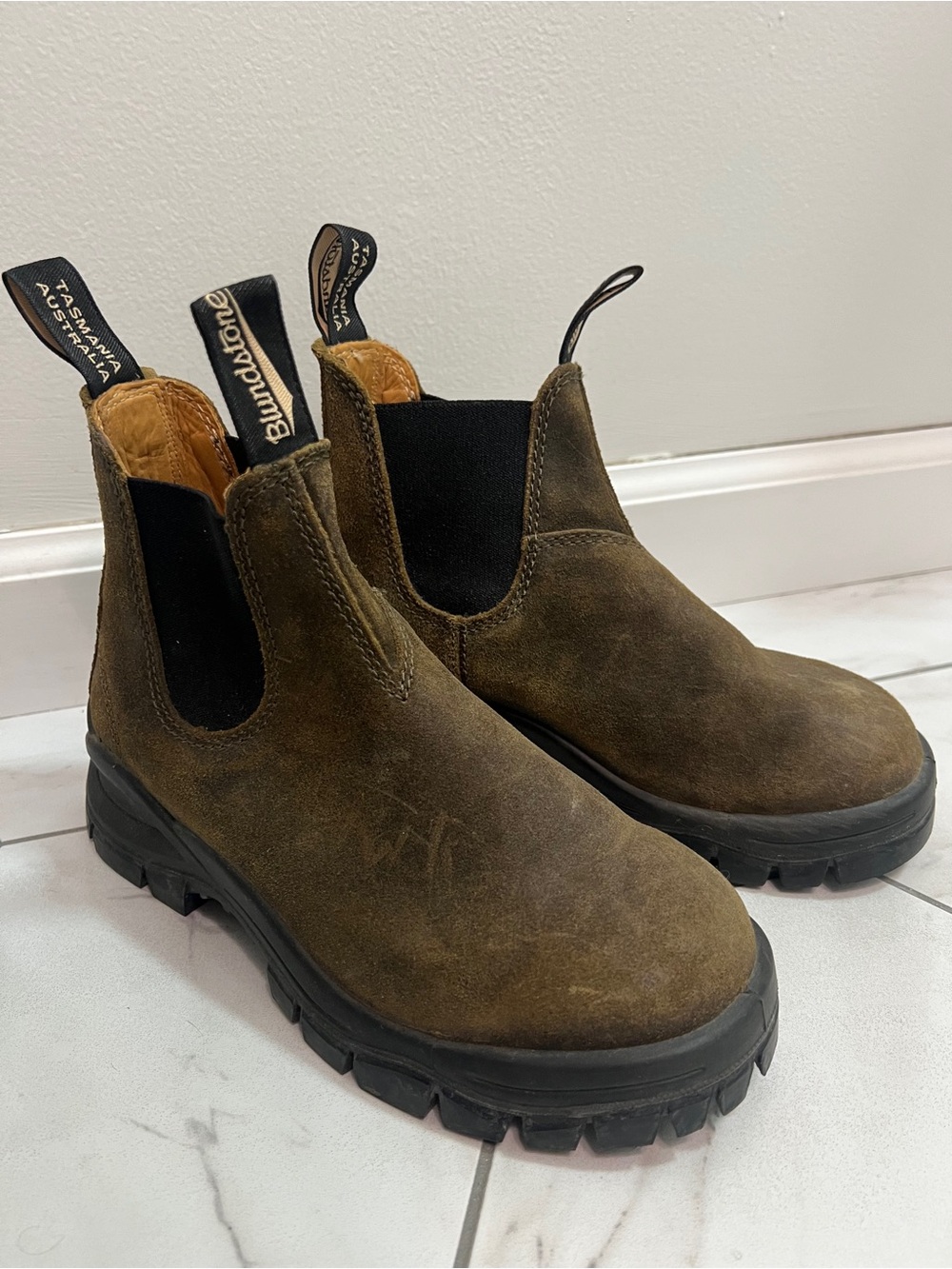 Blundstone 2322 Dark Olive Suede Lug Sole Chelsea Boot Size 6.5 US Women’s